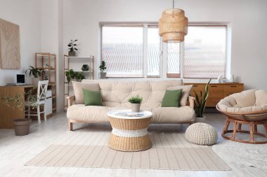 Rahat kanepesi, sehpası ve işyeri olan güzel bir oturma odası.