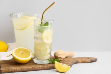 Gri arka planda naneli bir bardak taze limonata.