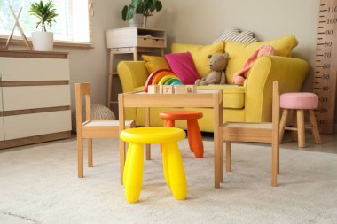 Anaokulunda oyuncakları olan modern oyun odasının içinde.