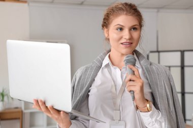 Ofiste mikrofon ve dizüstü bilgisayarlı güzel bir hoparlör var.