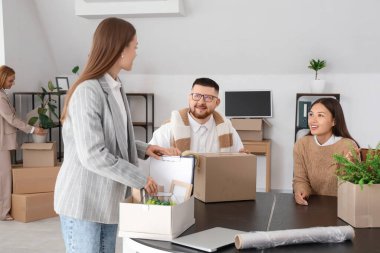 Taşınma gününde işadamları ofis eşyalarını topluyor.