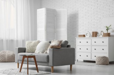 Oturma odasındaki kanepede eski bir kitap.