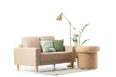 Modern bej kanepe ve ahşap masa beyaz arka planda izole edilmiş.