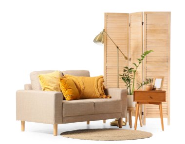 Modern bej kanepe, katlanır ekran ve beyaz arka planda izole masa