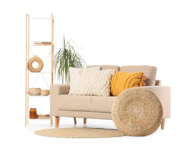 Modern bej kanepe, puf ve raf ünitesi beyaz arka planda izole edilmiş.