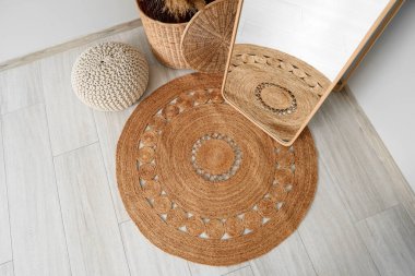 Hasır halıdaki ayna oda, üst manzara