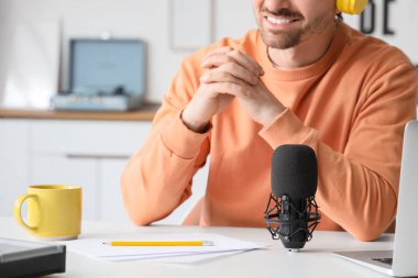 Erkek radyo sunucusu stüdyoda, yakın plan.