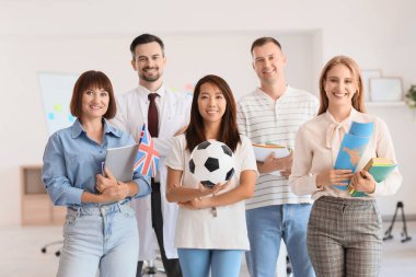 Okulda gülümseyen bir grup öğretmen.