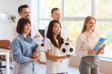 Okulda gülümseyen bir grup öğretmen.