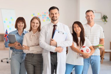 Okulda gülümseyen bir grup öğretmen.