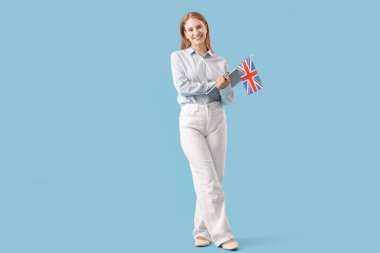 İngiliz bayrağı ve mavi arkaplan üzerine not defterleri olan İngilizce öğretmeni.