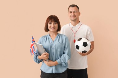 Bej arka planda İngilizce ve beden eğitimi öğretmenleri