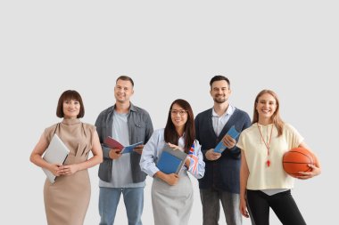 Işık arka planında gülümseyen bir grup öğretmen