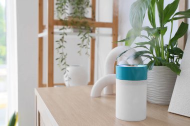 Modern hava nemlendirici ve fabrika oturma odasında, yakın plan.