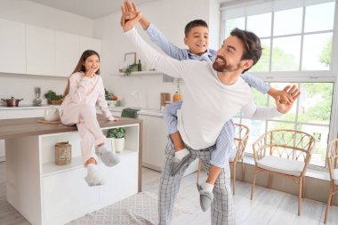 Mutlu baba, çocuklarıyla mutfakta eğleniyor.