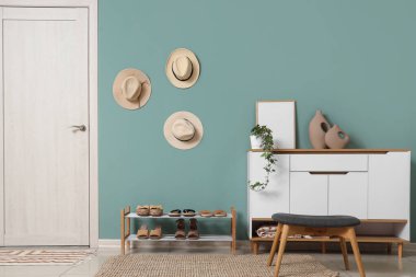 Ayakkabı standı, şapkası ve tuvaleti olan şık bir koridor.