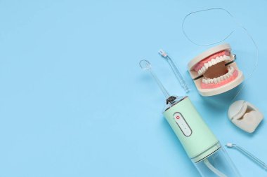 Mavi arka planda ağız sulandırıcı ile diş hijyeni için ayarlandı