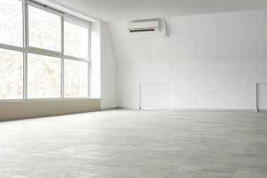 Geniş pencereli büyük boş odanın görüntüsü