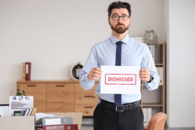 Kelime dağılmış, elinde kağıt tutan üzgün genç adam.