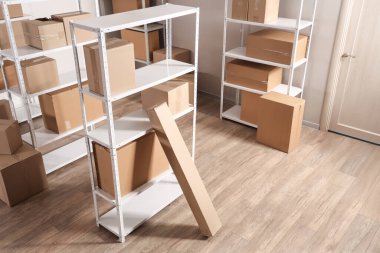 Deposunda karton kutular olan raflar.