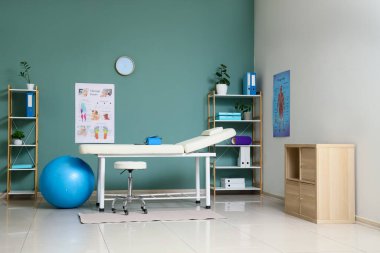 Kanepe, raf üniteleri ve fitball 'lu fizyoterapist ofisi.