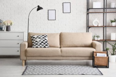 Oturma odasının içindeki yeni kanepe.