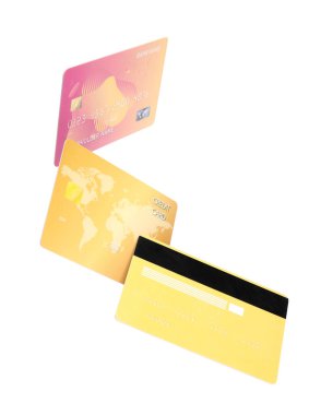 Beyaz arka planda farklı kredi kartları kullanılıyor