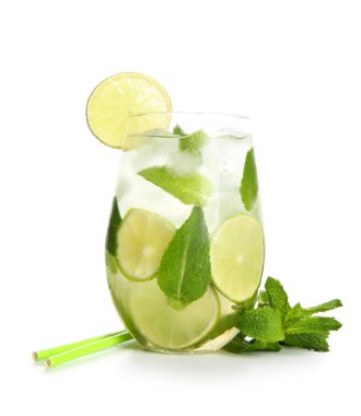 Beyaz arka planda limonla süslenmiş taze Mojito kokteyli.