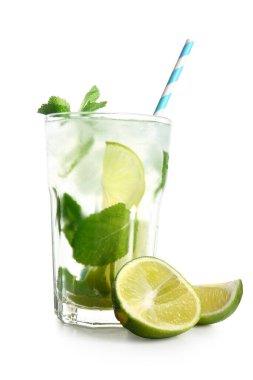 Bir bardak taze mojito kokteyli, limonlu ve nane arkaplanlı.