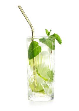 Beyaz arka planda naneli bir bardak taze Mojito kokteyli.