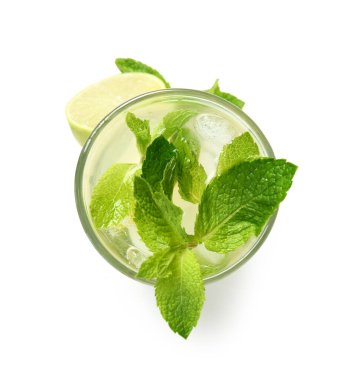 Bir bardak taze mojito kokteyli, limonlu ve nane arkaplanlı.