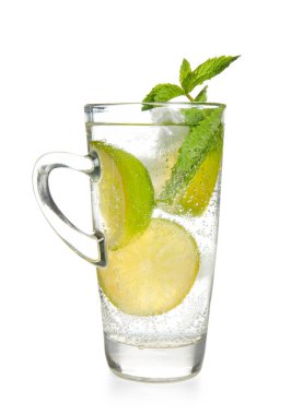 Beyaz arka planda naneli bir bardak taze Mojito kokteyli.