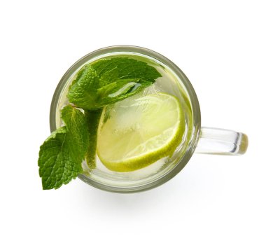 Beyaz arka planda naneli bir bardak taze Mojito kokteyli.