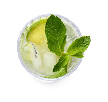 Beyaz arka planda naneli bir bardak taze Mojito kokteyli.