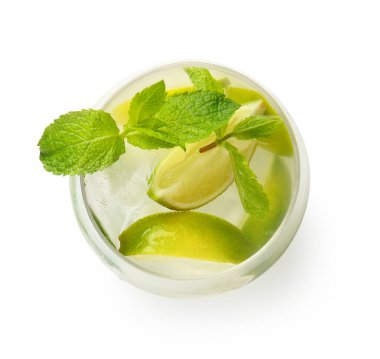 Beyaz arka planda naneli bir bardak taze Mojito kokteyli.