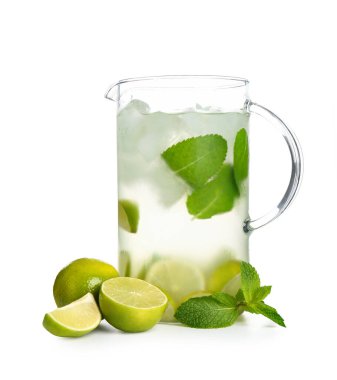 Bir sürahi taze mojito kokteyli, limonlu ve nane şekerli.