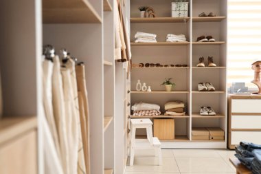 Giysi mağazasında şık aksesuarları ve ayakkabıları olan raflar.