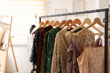 Elbise mağazasında şık elbiselerle doldur.