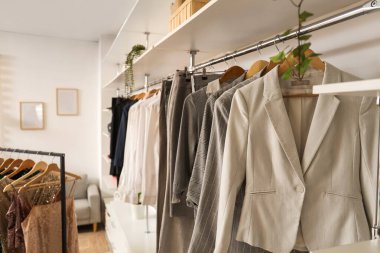 Butikte asılı şık kıyafetler.