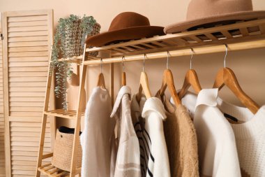 Soyunma odasında kalın giysiler ve şapkalarla dizilin.