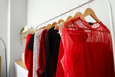 Soyunma odasında şık kadın kıyafetleriyle dizilin, yakın plan.