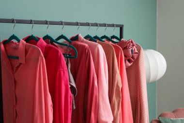 Soyunma odasında pembe elbiseli, yakın plan.