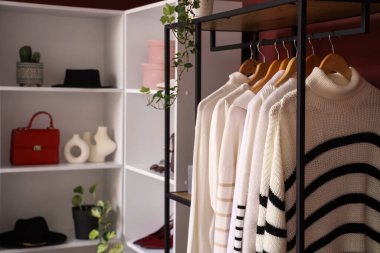 Soyunma odasında kadın kıyafetleriyle doldur.