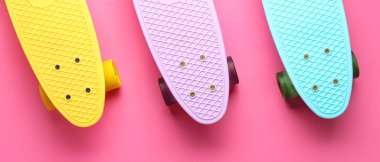 Pembe arka planda kaykay seti