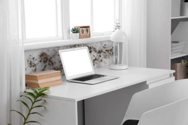 Çalışma odasının yakınındaki duvarda küflü bir oda.