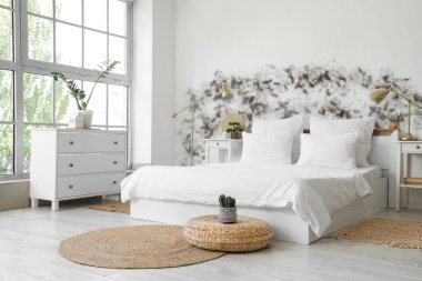 Işık duvarında küf olan oturma odasının içi