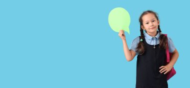 Küçük liseli kız mavi arka planda boş konuşma balonu tutuyor ve mesaj için yer var.