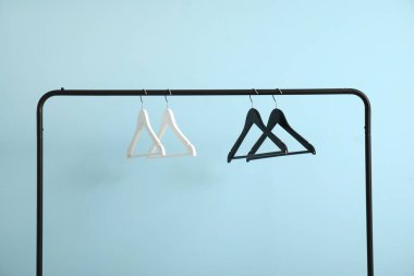 Ahşap elbiseli raflar mavi arka planda asılı.