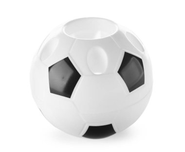 Beyaz arkaplanda futbol topu şeklinde kırtasiye tutucusu