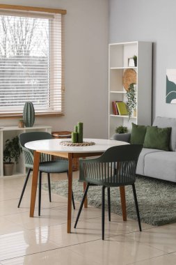 Yumuşak kanepesi, masası ve rafları olan şık bir oturma odası.